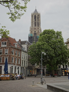 909710 Gezicht op de Domtoren te Utrecht, vanaf de Ganzenmarkt, tijdens de restauratie van de toren, met links de ...